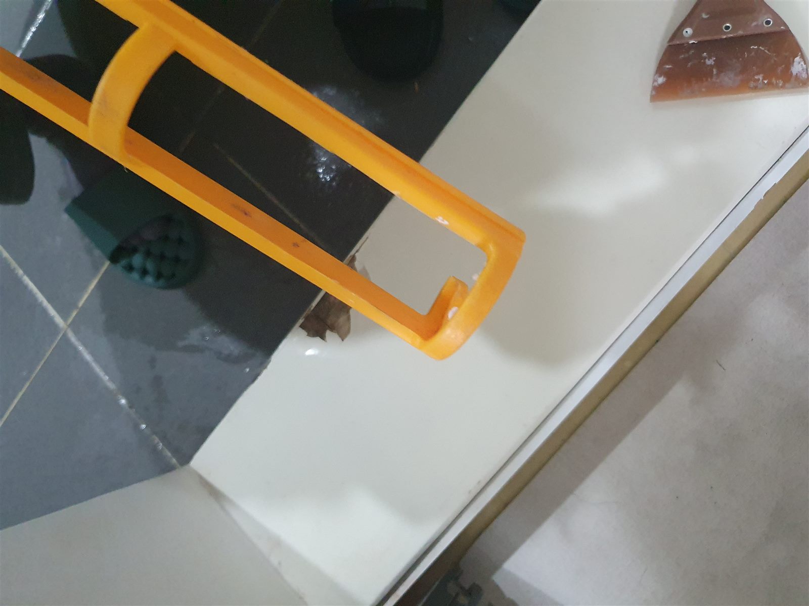 문틀 파손 수리 시공 사진 2